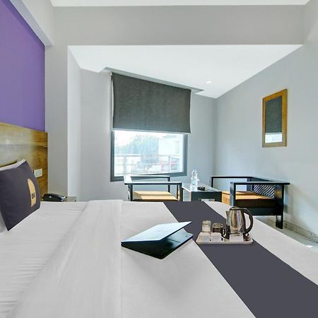 Super Townhouse Geetanjali Inn Гургаон Экстерьер фото