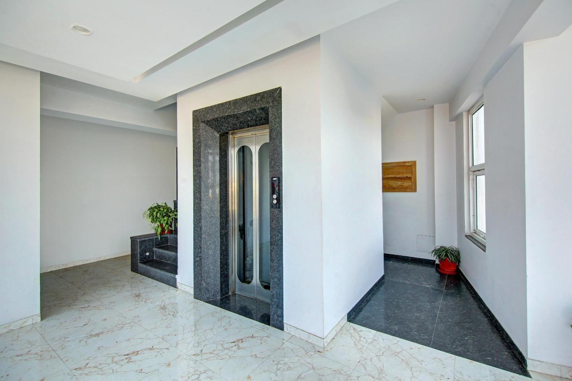 Super Townhouse Geetanjali Inn Гургаон Экстерьер фото