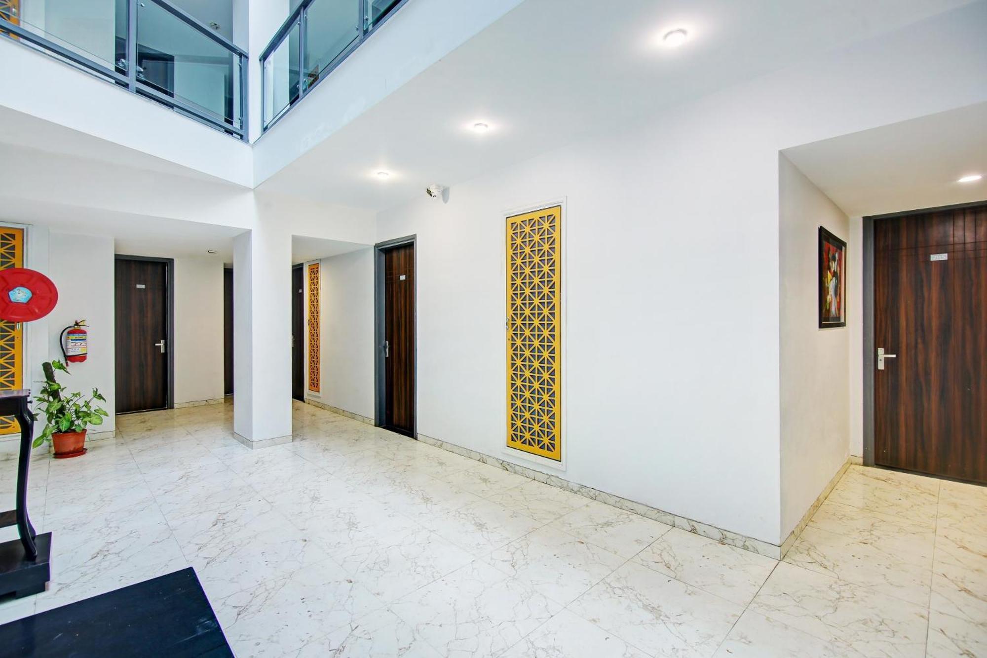 Super Townhouse Geetanjali Inn Гургаон Экстерьер фото