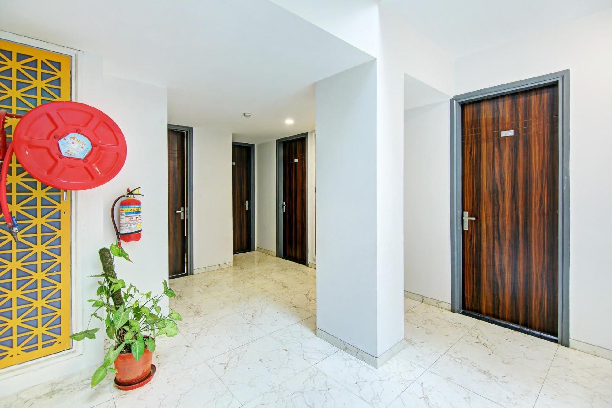 Super Townhouse Geetanjali Inn Гургаон Экстерьер фото