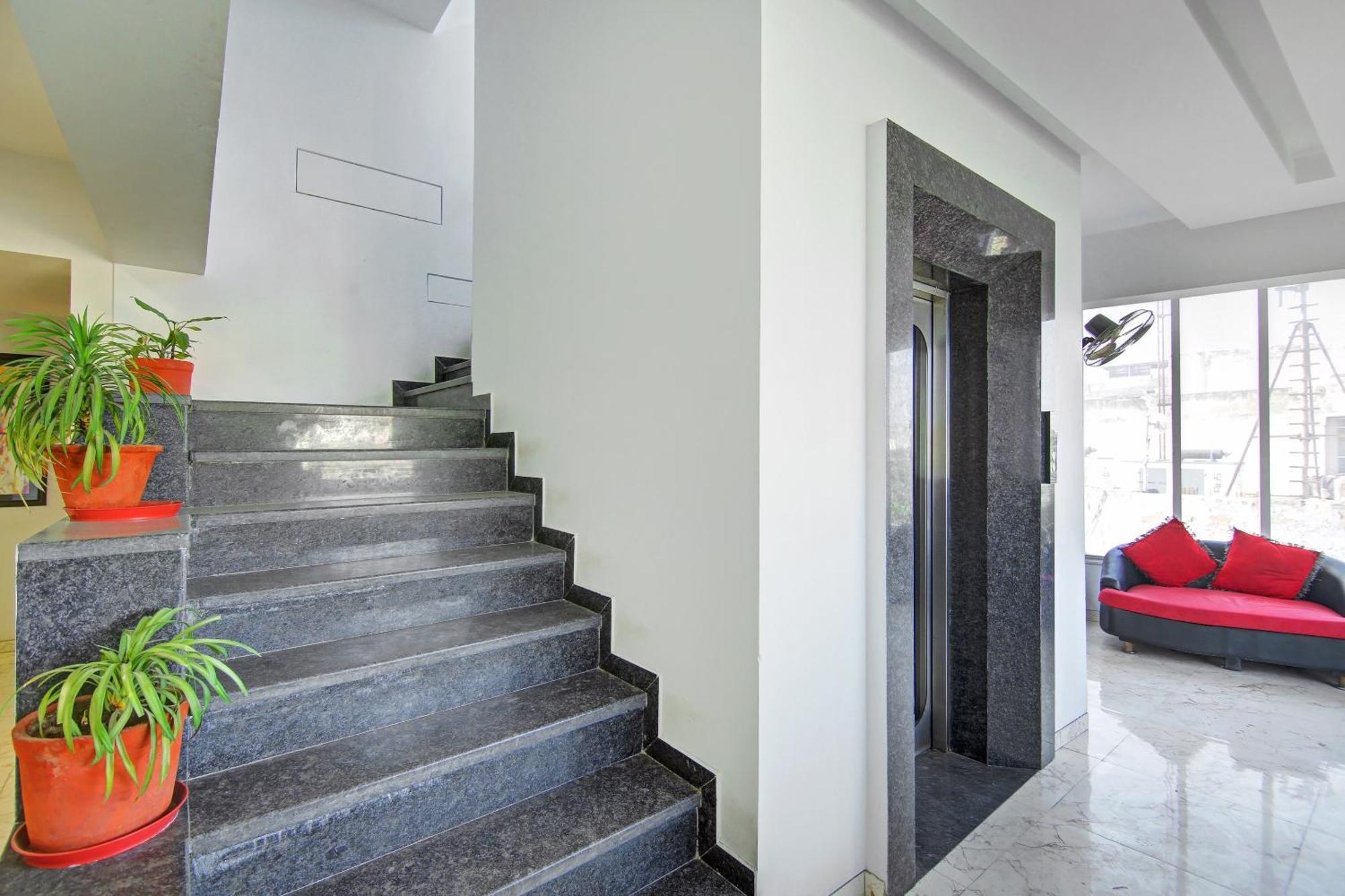 Super Townhouse Geetanjali Inn Гургаон Экстерьер фото