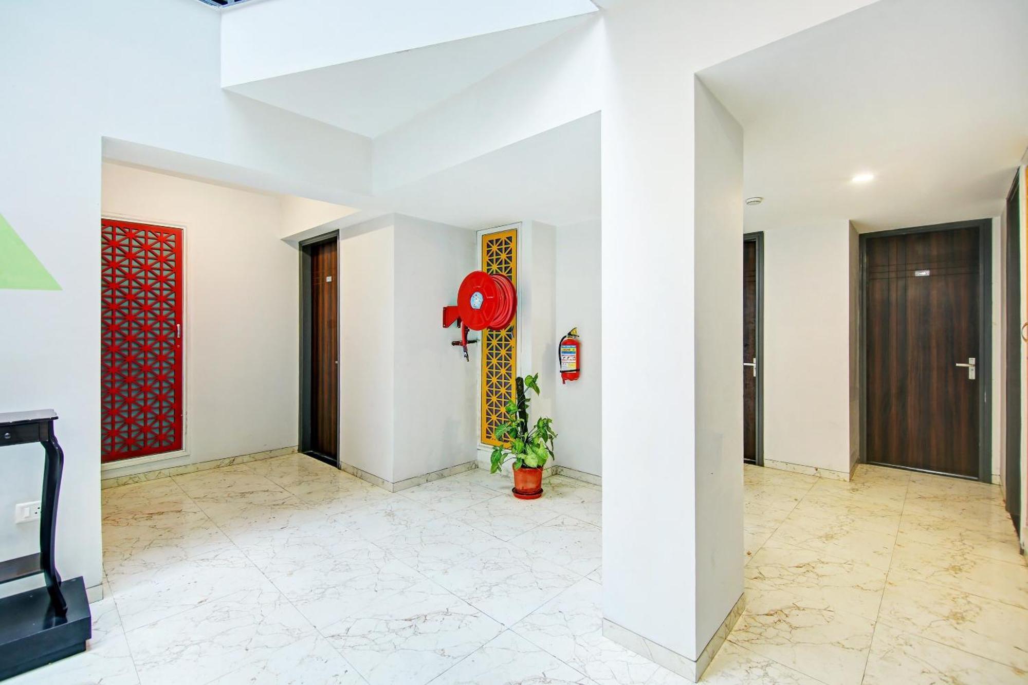 Super Townhouse Geetanjali Inn Гургаон Экстерьер фото