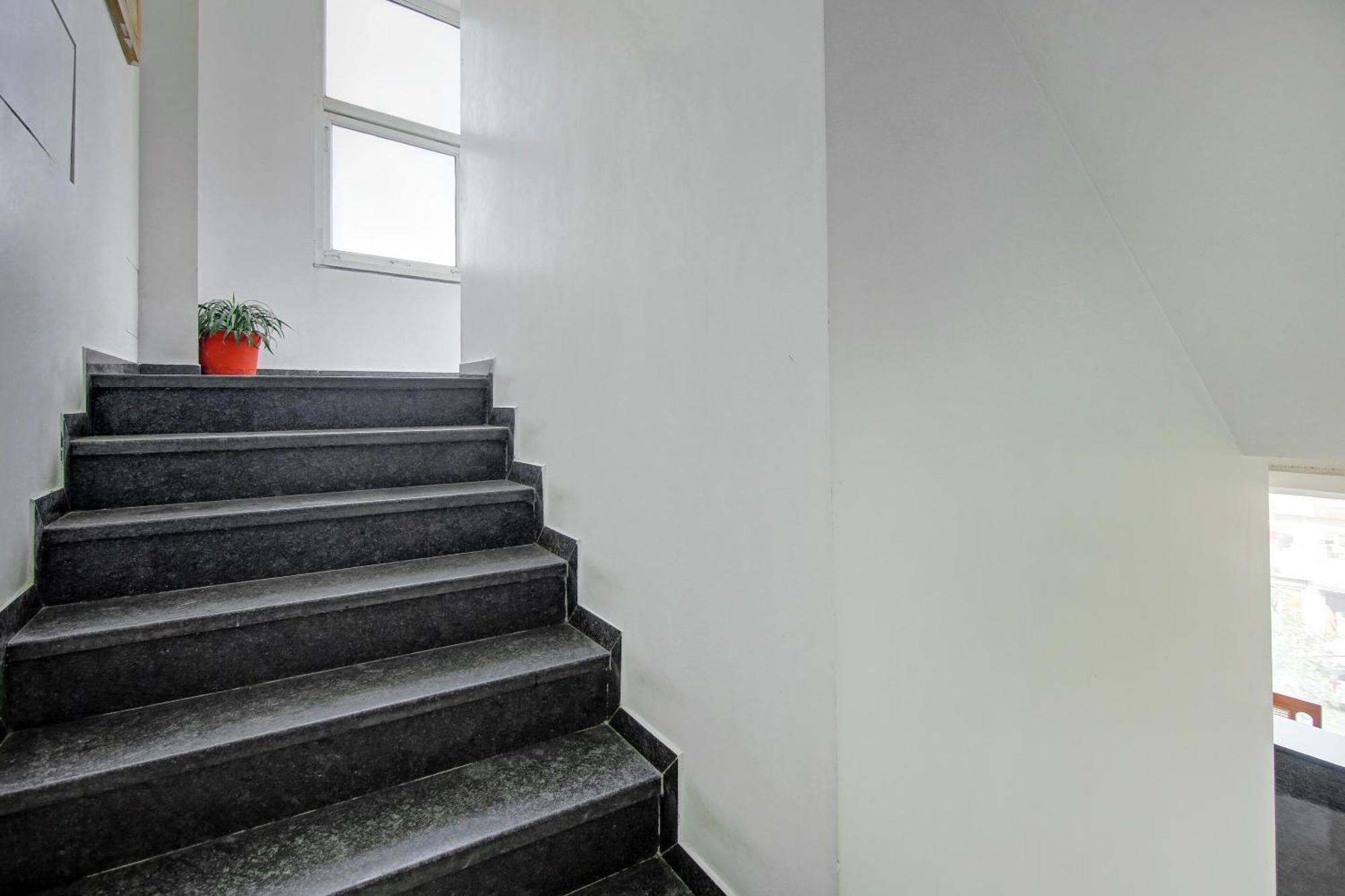 Super Townhouse Geetanjali Inn Гургаон Экстерьер фото