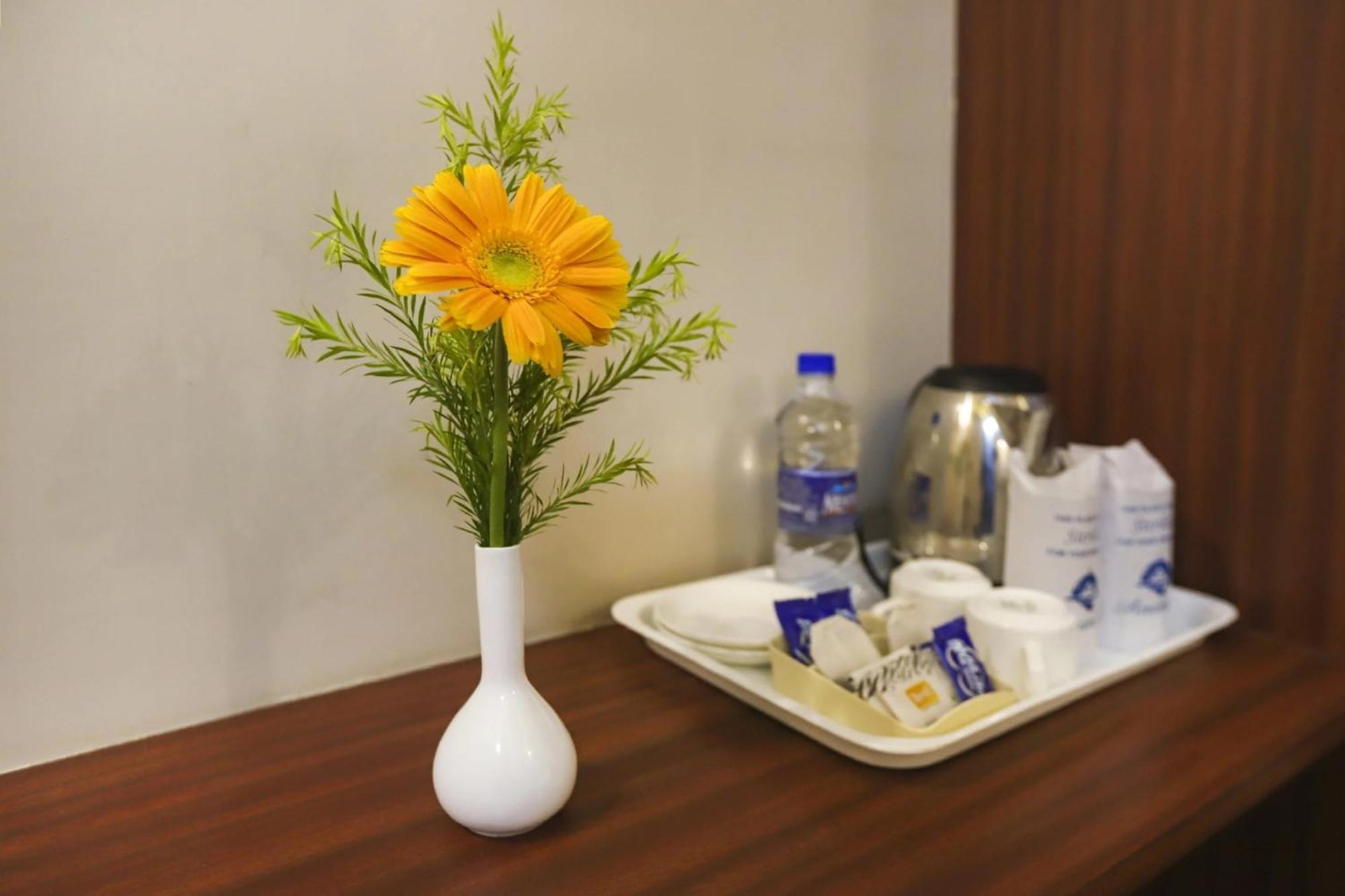 Super Townhouse Geetanjali Inn Гургаон Экстерьер фото