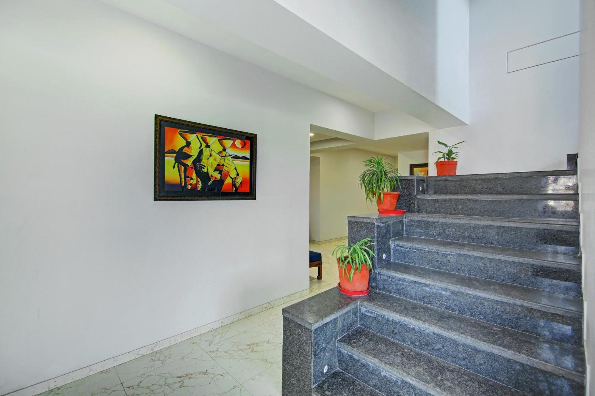 Super Townhouse Geetanjali Inn Гургаон Экстерьер фото